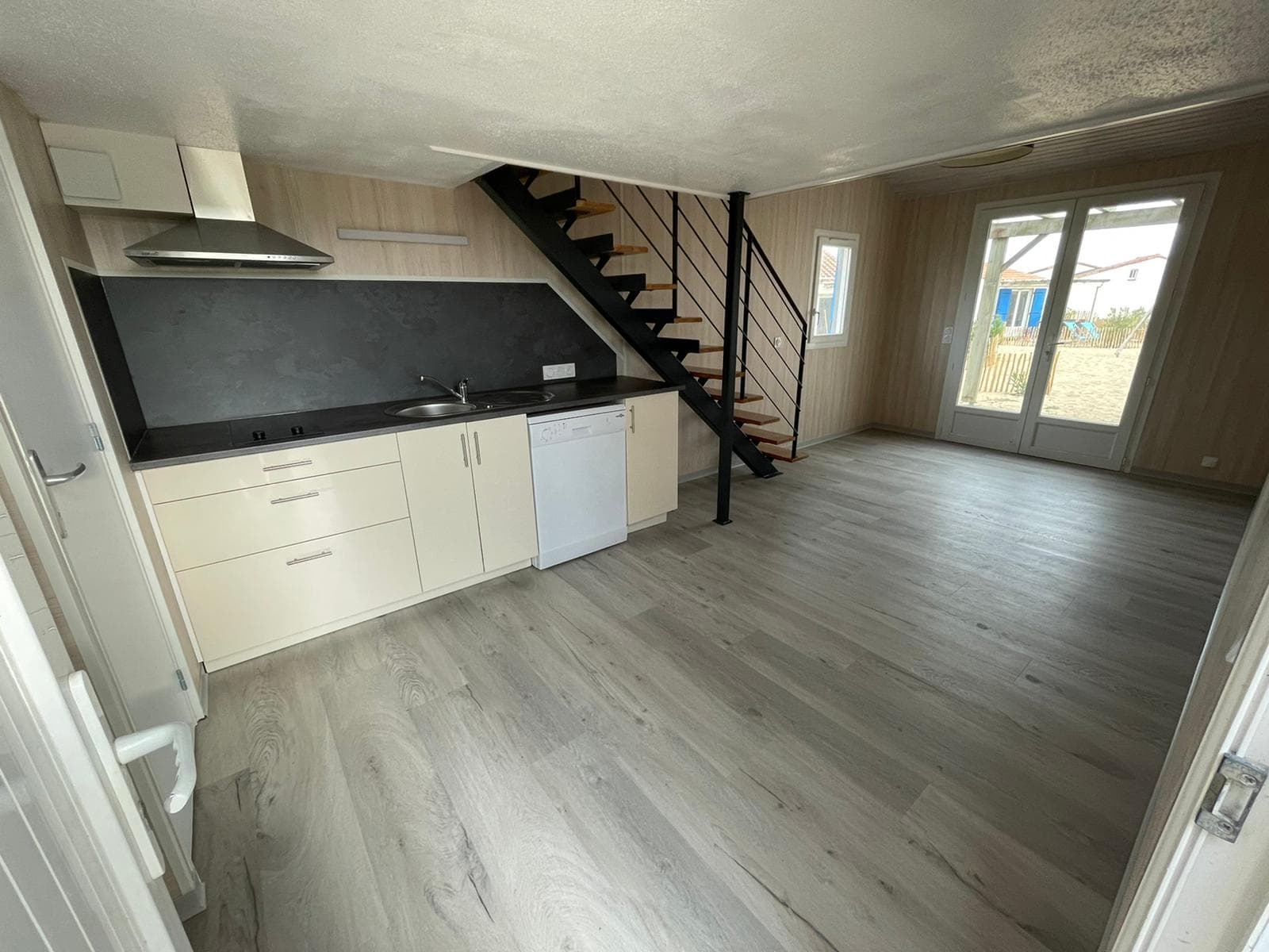 Aménagement intérieur cuisine et escalier sur mesure en Vendée
