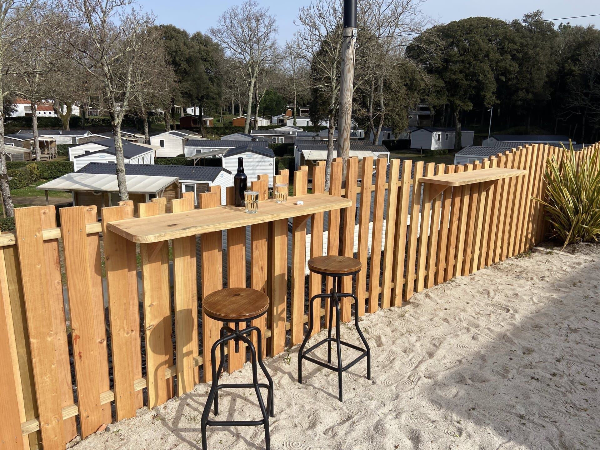 Bar bois extérieur par Négrit Rénovation en Vendée