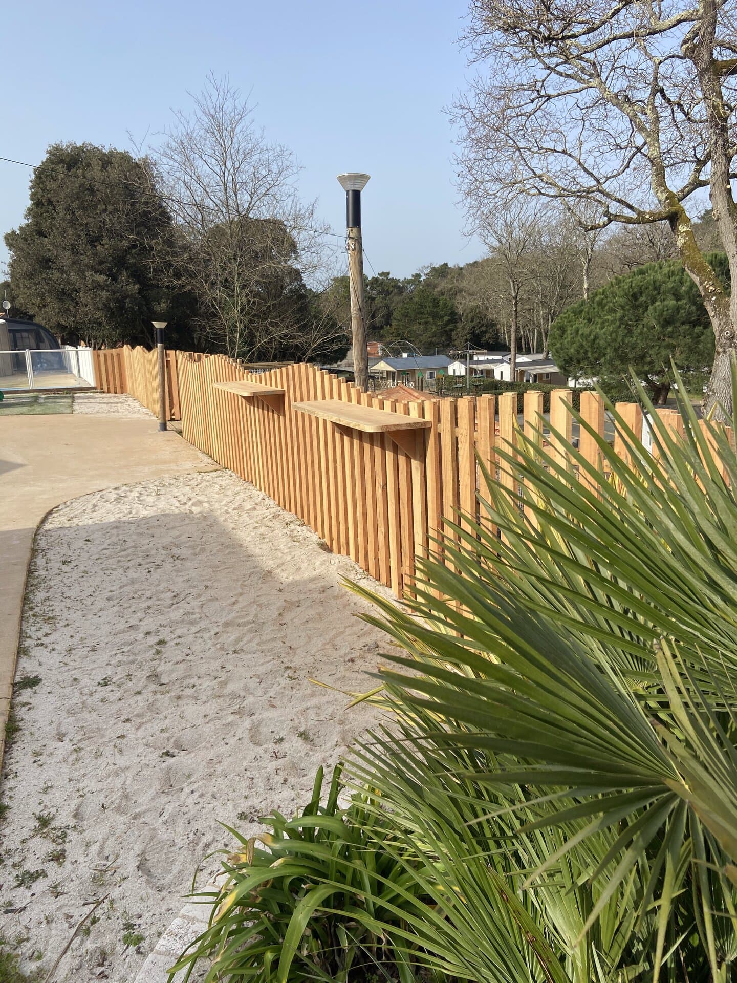 Clôture bois intégrée dans aménagement paysager en Vendée