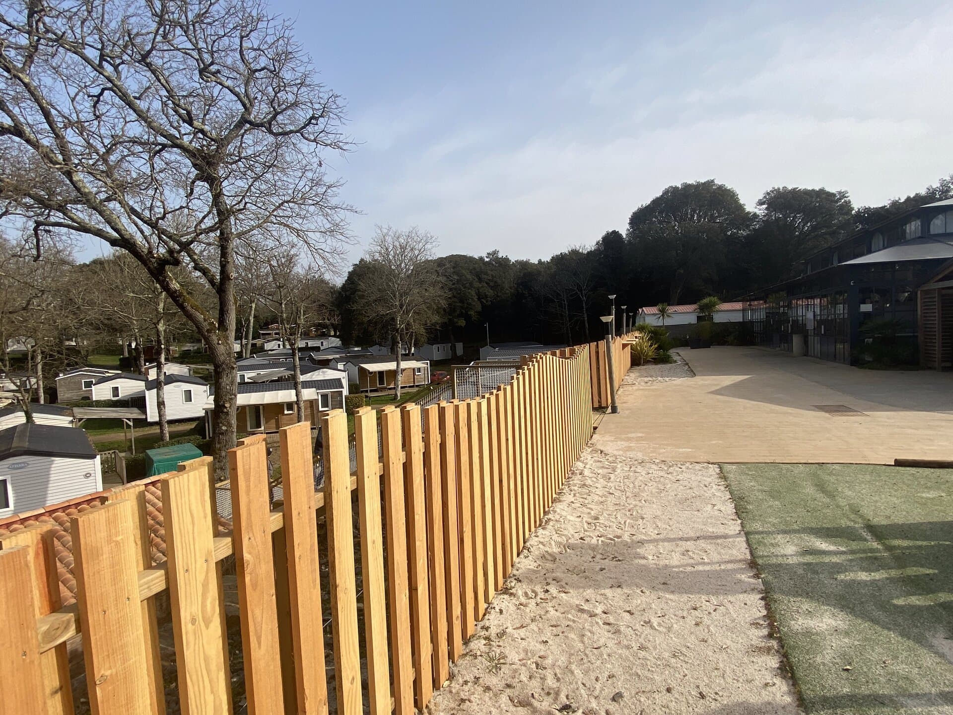 Clôture en lattes de bois sur mesure par menuisier en Vendée