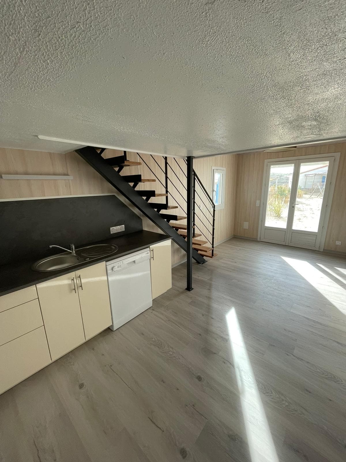 Rénovation cuisine ouverte avec escalier en Vendée