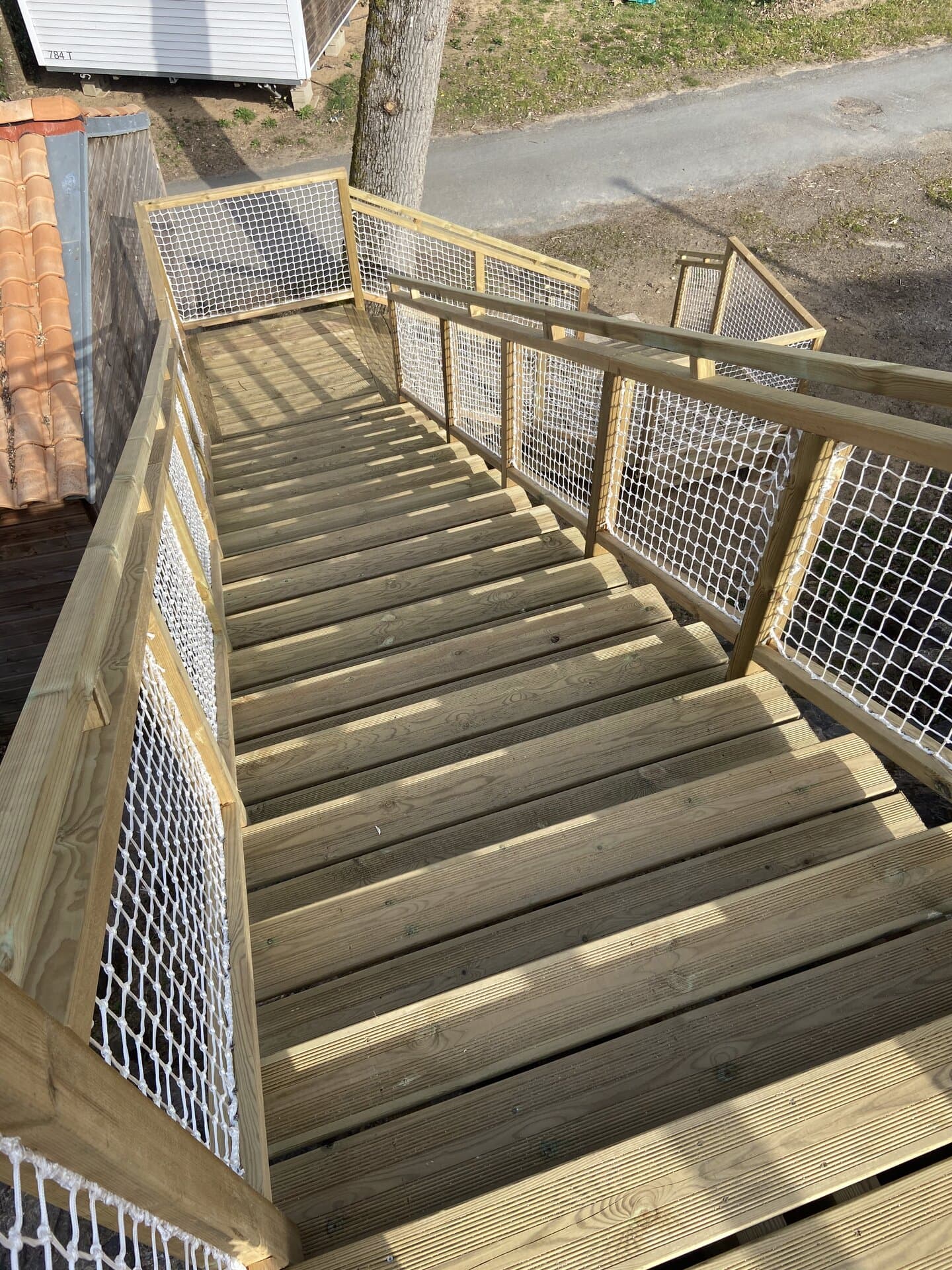 Escalier bois avec garde-corps sécurisé par menuisier en Vendée