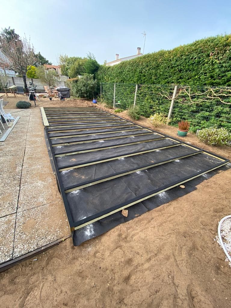 Structure terrasse bois en cours de pose en Vendée